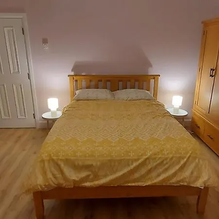 펜션 Captivating 3-bed House 반트리